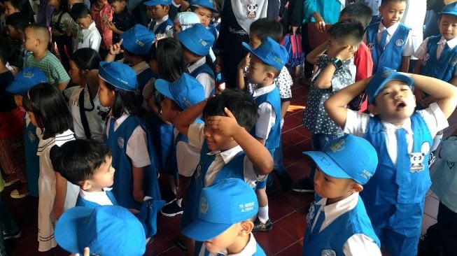 Suasana hari pertama sekolah di TK Negeri Jalan Tegal, Jakarta, Senin (15/7). [Suara.com/Oke Atmaja]