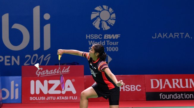 Pebulu tangkis Indonesia Gregoria Mariska Tunjung mengembalikan kok ke arah pebulu tangkis Thailand Pornpawee Chochuwong dalam babak pertama tunggal putri Blibli Indonesia Open 2019 di Istora Senayan, kompleks GBK, Jakarta, Selasa (16/7/2019). Gregoria melaju ke babak selanjutnya setelah menang 21-10, 21-8. ANTARA FOTO/Sigid Kurniawan/aww.