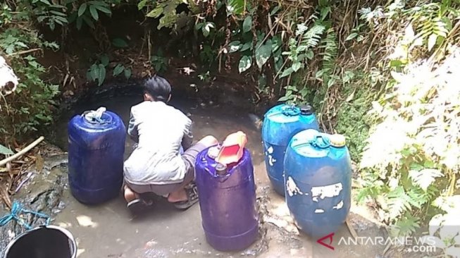 Dampak Kemarau, Seribuan Keluarga di Cianjur Konsumsi Air Keruh