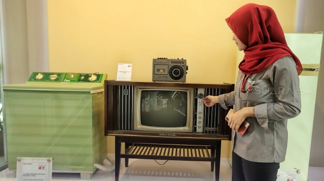 Karyawan melihat benda elektronik buatan Sharp dengan kualitas Takumi di Pabrik Sharp Indonesia, Karawang, Jawa Barat, Selasa (16/7). [Suara.com/Muhaimin A Untung]