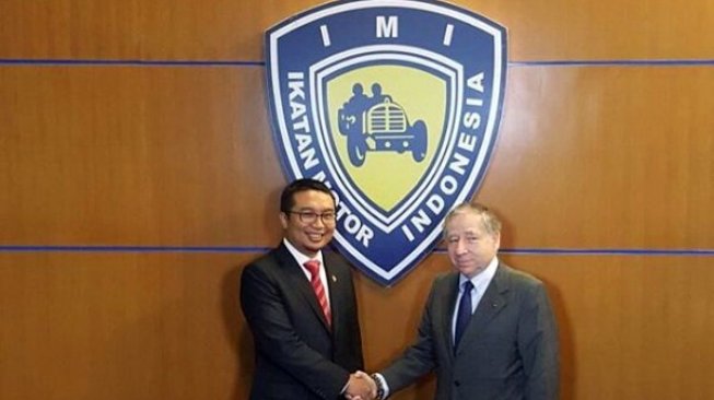 Ketua Umum IMI Sadikin Aksa (kiri) bersalaman dengan Presiden FIA Jean Todt. [Instagram/sadikinaksa]