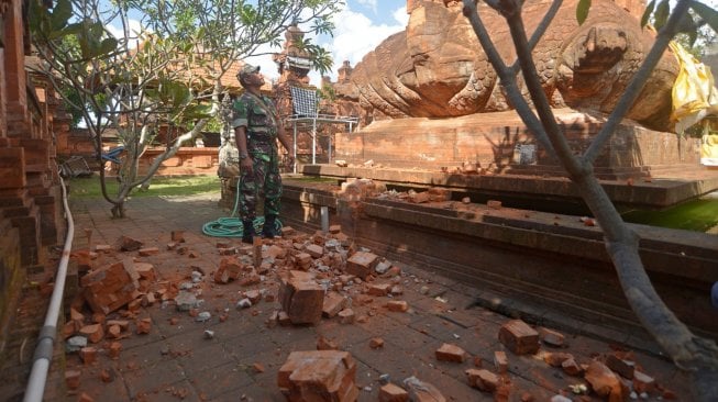 Bagian candi yang hancur akibat gempa di Pura Lokanatha, Denpasar, Bali, Selasa (16/7). [ANTARA FOTO/Nyoman Budhiana]
