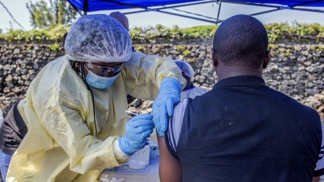 Seorang pria di Kongo diberi vaksin anti Ebola oleh salah satu petugas medis. (AFP)