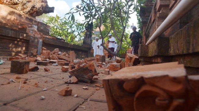 Bagian candi yang hancur akibat gempa di Pura Lokanatha, Denpasar, Bali, Selasa (16/7). [ANTARA FOTO/Nyoman Budhiana]
