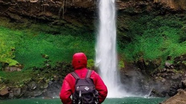 Sensasi Segarnya Bermandikan Jeram Deras Air Terjun Putri Malu