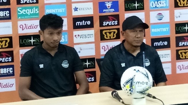 Pelatih Tira-Persikabo Rahmad Darmawan (tengah) dan pemainnya Rifad Marasabessy (kiri) dalam jumpa pers usai melawan Persija Jakarta di Stadion Pakansari, Cibinong, Bogor, Selasa (16/7/2019). [Suara.com/Adie Prasetyo]