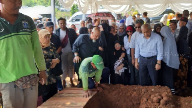 Suasana pemakaman Dindin OM PSP di TPU Tanah Kusir, Jakarta Selatan, Selasa (16/7/2019). [Revi Cofans Rantung/Suara.com]