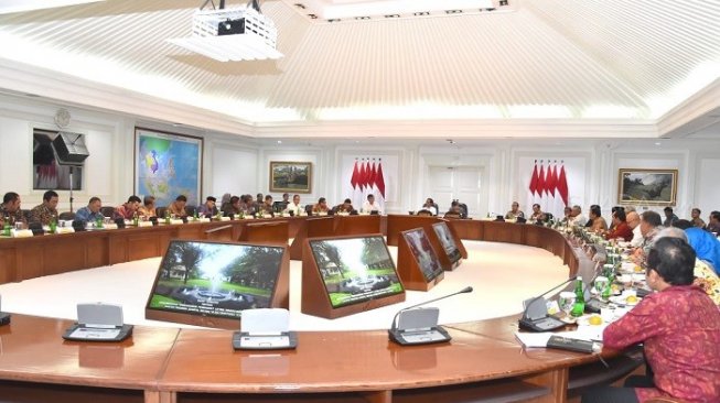 Presiden Jokowi saat pimpin rapat terbatas di Kantor Presiden. (Dok. Birosetpres).