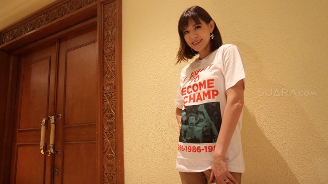 Model sekaligus Aktris Olga Lydia berpose saat ditemui di Hotel Sultan, Jakarta, Senin (15/7). [Suara.com/Arief Hermawan P]
