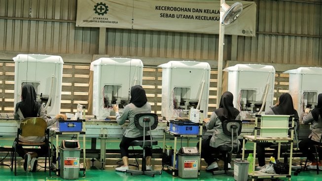 Pekerja melakukan proses pembuatan mesin cuci di Pabrik Mesin Cuci Sharp Indonesia, Karawang International Industrial City (KIIC), Jawa Barat, Selasa (16/7).[Suara.com/Muhaimin A Untung]