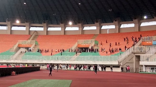 Ricuh antara pendukung Tira-Persikabo dan Persija di Stadion Pakansari, Bogor, Selasa (16/7/2019). [Suara.com/Adie Prasetyo]