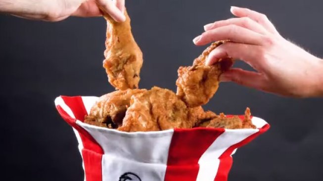 KFC Bikin Topi Multifungsi, Bisa untuk Wadah Ayam Goreng