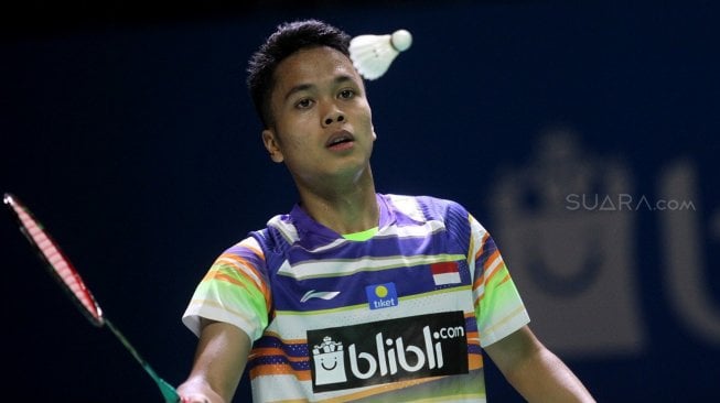 Pebulutangkis tunggal putra Indonesia, Anthony Sinisuka Ginting, memenangi laga babak pertama Indonesia Open 2019 melawan Lu Guangzu (China) di Istora Senayan, Jakarta, Selasa (16/7). [Suara.com/Arief Hermawan P]