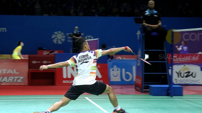 Pebulutangkis tunggal putra Indonesia, Anthony Sinisuka Ginting, memenangi laga babak pertama Indonesia Open 2019 melawan Lu Guangzu (China) di Istora Senayan, Jakarta, Selasa (16/7). [Suara.com/Arief Hermawan P]