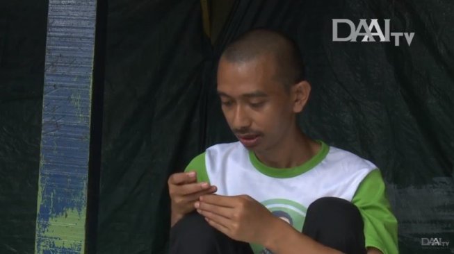 Wawan, pria yang kecanduan bermain gadget (Youtube/DAAI TV Indonesia)