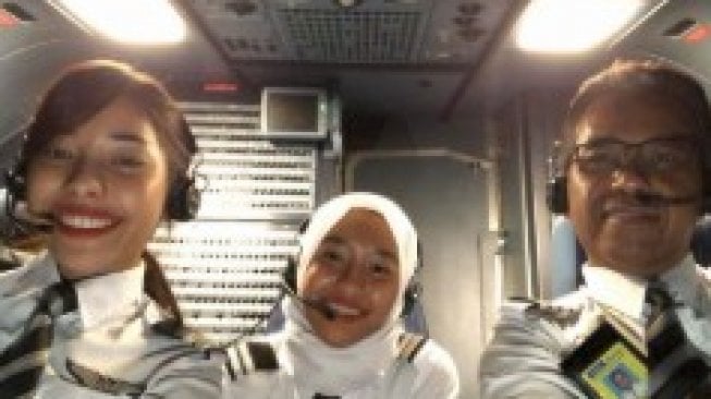 Kisah Haru Pilot yang Terbang Bersama Kedua Putrinya Jelang Masa Pensiun