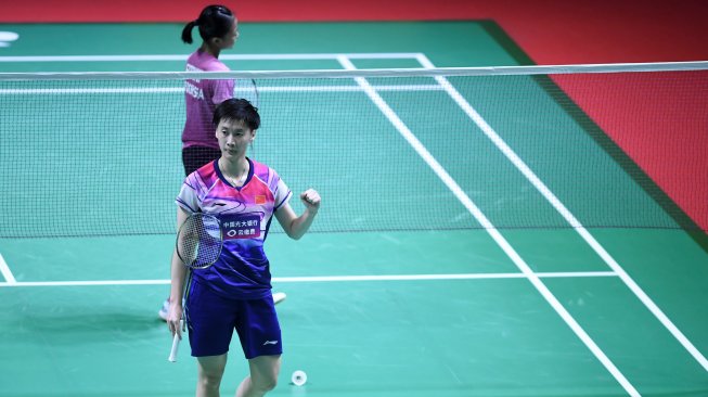 Pebulu tangkis putri China Chen Yufei (bawah) merayakan kemenangan usai mengalahkan pebulu tangkis putri Indonesia Fitriani pada babak pertama Blibli Indonesia Open 2019 di Istora Senayan, Jakarta, Rabu (17/7/2019). ANTARA FOTO/Hafidz Mubarak A.