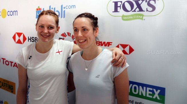 Pasangan ganda putri Inggris, Chloe Brich/Lauren Smith, usai bertanding di babak pertama Indonesia Open 2019 di Istora Senayan, Jakarta, Rabu (17/7). [Suara.com/Arief Apriadi]