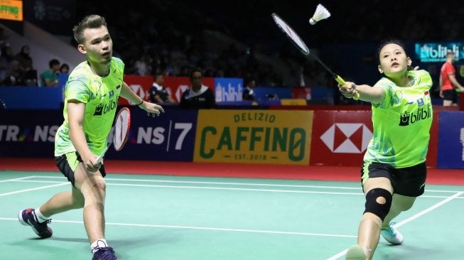 Pasangan ganda campuran Indonesia, Rinov Rivaldy/Pitha Haningtyas Mentari, kandas di babak pertama Indonesia Open 2019 usai dikalahkan seniornya, Hafiz Faizal/Gloria Emanuelle Widjaja, di Istora Senayan, Jakarta, Rabu (17/7). [Humas PBSI]