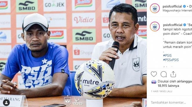 Pelatih PSIS Semarang, Jafri Sastra didampingi bek, Safrudin Tahar saat konferensi pers jelang laga lawan PSS Sleman, Rabu (17/7/2019). [@psisfcofficial / Instagram]