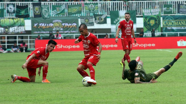 Pesepak bola Persija Jakarta Riko Simanjuntak (tengah) menguasai bola setelah melewati hadangan pesepak bola Tira Persikabo Ciro Henrique Alvez (kanan) pada laga Liga 1 2019 di Stadion Pakansari, Bogor, Jawa Barat, Selasa (16/7/2019). ANTARA FOTO/Yulius Satria Wijaya.