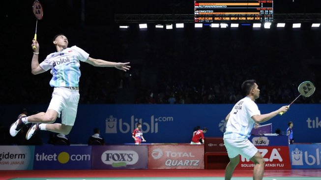 Pasangan ganda putra Indonesia, Fajar Alfian/Muhammad Rian Ardianto, memenangi babak pertama Indonesia Open 2019 melawan Liu Cheng/Huang Kai Xiang (China) di Istora Senayan, Jakarta, Rabu (17/7). [Humas PBSI]