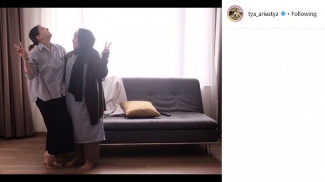 Tya Ariestya ketika menemani ibunya di rumah sakit (Instagram/@tya_ariestya)