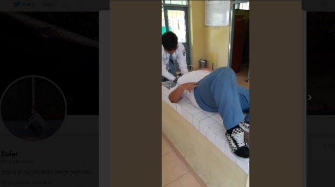 Aksi kocak warganet, kelakuan anak IPS di laboratorium. [Twitter]