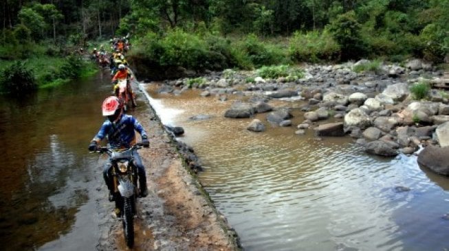 Peserta mengendarai motornya saat mengikuti Trail Adventure 2019 di kota wisata Malino, Kabupaten Gowa, Sulawesi Selatan, Sabtu (13/7/2019) [ANTARA FOTO/Abriawan Abhe/wsj].