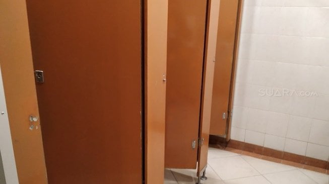 Penampakan toilet khusus karyawan dan ojoil di Mal Puri Indah, Kembangan, Jakbar. (Suara.com/Yasir).