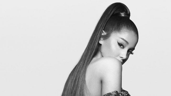 Potret perdana Ariana Grande jadi model Givenchy. (Instagram/@givenchyofficial)