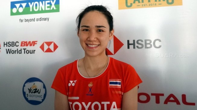 Atlet cantik asal Thailand, Nitchaon Jindapol, lolos ke babak kedua Indonesia Open 2019 usai mengalahkan Chloe Birch (Inggris) di Istora Senayan, Jakarta, Selasa (16/7). [Suara.com/Arief Apriadi]