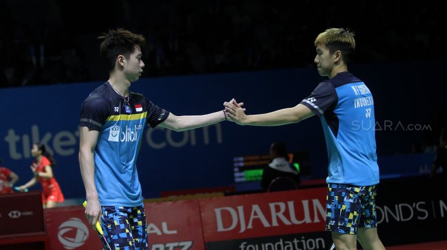 Pebulu tangkis ganda putra Indonesia Marcus Gideon dan Kevin Sanjaya saat bertanding melawan pebulu tangkis ganda putra Jepang Takuto Inoue dan Yuki Kaneko dalam babak pertama Blibli Indonesia Open 2019 di Istora Senayan, GBK, Jakarta, Selasa (16/7). [Suara.com/Arief Hermawan P]