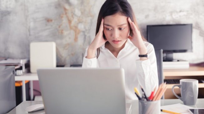 Ilustrasi sakit kepala lama menatap komputer. (Shutterstock)