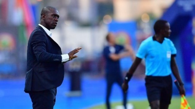 Pelatih Kamerun Clarence Seedorf memberikan instruksi kepada para pemainnya saat menghadapi Nigeria di babak 16 besar Piala Afrika 2019. (Giuseppe CACACE / AFP)