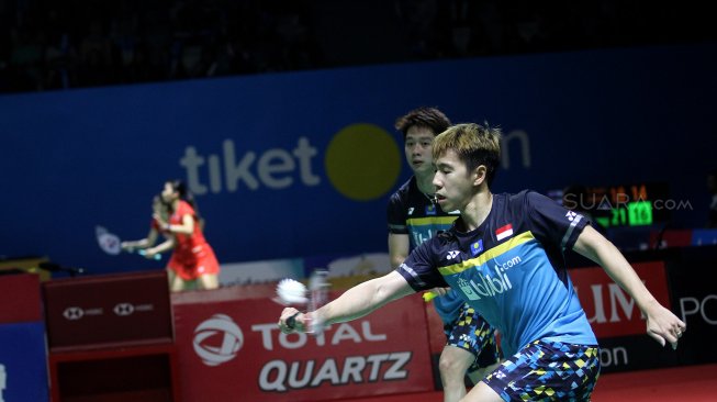 Pebulu tangkis ganda putra Indonesia Marcus Gideon dan Kevin Sanjaya saat bertanding melawan pebulu tangkis ganda putra Jepang Takuto Inoue dan Yuki Kaneko dalam babak pertama Blibli Indonesia Open 2019 di Istora Senayan, GBK, Jakarta, Selasa (16/7). [Suara.com/Arief Hermawan P]