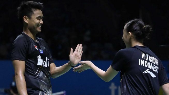 Pasangan ganda campuran Indonesia, Tontowi Ahmad/Winny Oktavina Kandow, melaju ke babak kedua Indonesia Open 2019 usai mengalahkan Satwiksairaj Rankireddy/Ashwini Ponnappa (India) di Istora Senayan, Jakarta, Rabu (17/7). [Humas PBSI]