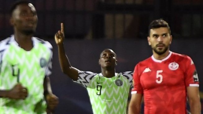 Pemain Nigeria Odion Ighalo (tengah) merayakan golnya ke gawang Tunisia dalam perebutan tempat ketiga Piala Afrika 2019 di Al Salam stadium, Kairo. Khaled DESOUKI / AFP 