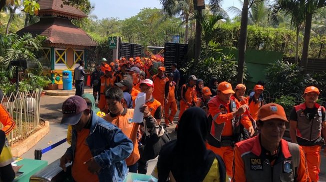 Petugas Penanganan Prasarana dan Sarana Umum (PPSU) Pemprov DKI Jakarta diajak berlibur ke Dunia Fantasi (Dufan), Ancol. (Foto dok. Istimewa)