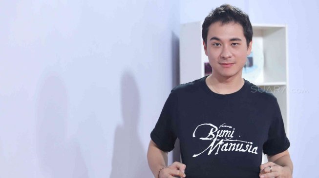 Aktor Jerome Kurnia berpose saat berkunjung ke kantor Redaksi Suara.com, Jakarta, Kamis (18/7). [Suara.com/Muhaimin A Untung]