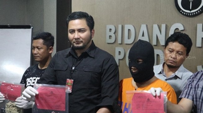 AK, eks guru yang terlibat dalam kasus prostitusi online di Jawa Timur. (Suara.com/Achmad Ali).