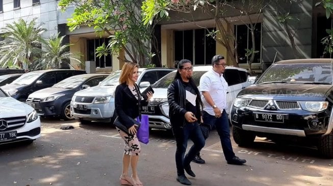 Barbie Kumalasari menjenguk Galih Ginanjar di Polda Metro Jaya, Kamis (18/7/2019) bersama pengacaranya, Indra Tarigan. [Revi C Rantung/Suara.com]