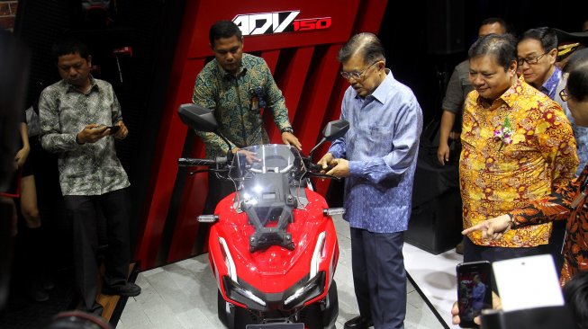 Wakil Presiden Jusuf Kalla mencoba salah satu sepeda motor yang dipamerkan dalam Gaikindo Indonesia International Auto Show (GIIAS) 2019 di ICE BSD, Tangerang, Banten (18/7). [Suara.com/Arief Hermawan P]