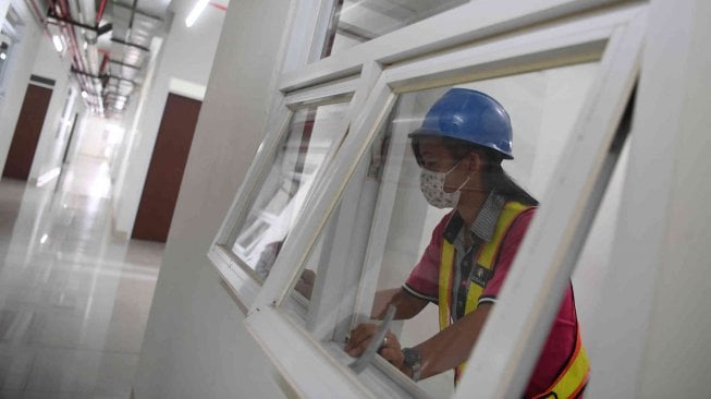 Seorang pekerja membersihkan salah satu hunian di Rusun Pasar Rumput Jakarta, Kamis (18/7). ANTARA FOTO/Wahyu Putro A