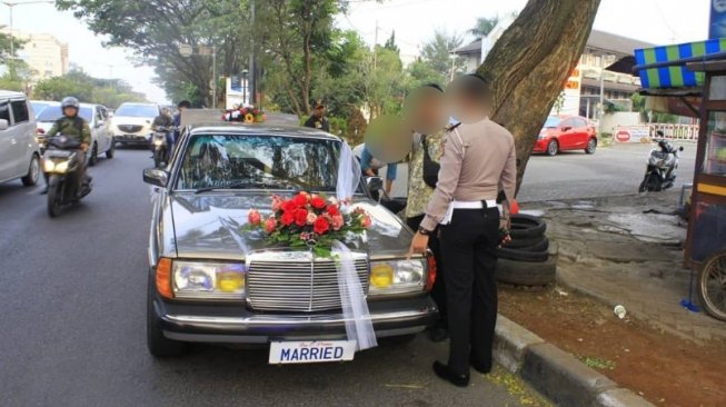 Mobil Pengantin Ditilang karena Masalah Sepele, Picu Sindiran Warganet