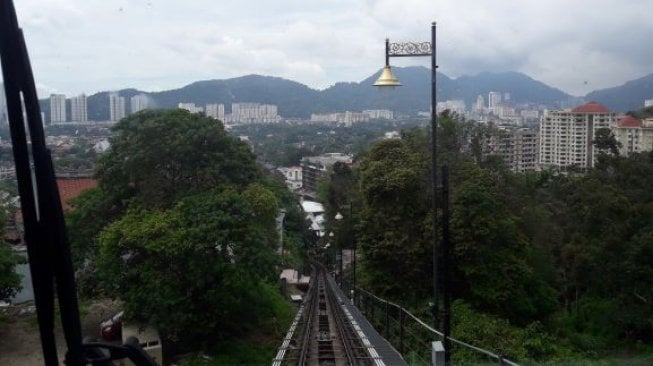 pemandangan Kota Penang dari dalam kereta api dengan kemiringan yang curam. (Suara.com/Silfa Humairah)