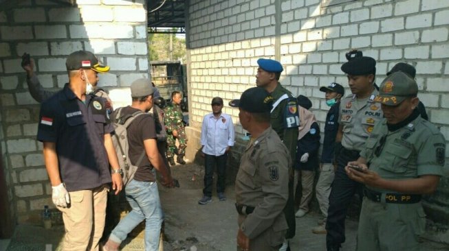 Petugas melakukan razia di tempat karaoke liar di Tuban. (beritajatim.com)