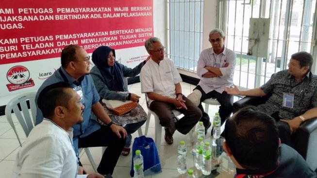 Hashim Djojohadikusumo menjenguk terpidana kasus pelanggaran Undang-Undang ITE, Buni Yani di Lembaga Permasyarakatan (LP) Gunung Sindur, Bogor, Jawa Barat. (Foto dok. Andre Rosiade)