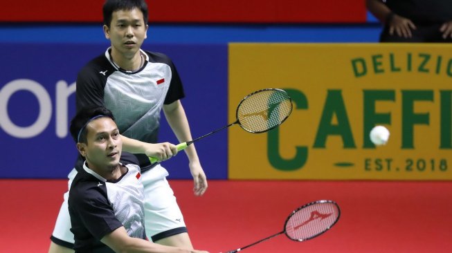 Pasangan ganda putra Indonesia, Hendra Setiawan/Mohammad Ahsan, memenangi babak kedua Indonesia Open 2019 usai mengalahkan Mark Lamsfuss/Marvin Seidel (Jerman) di Istora Senayan, Jakarta, Kamis (18/7). [Humas PBSI]