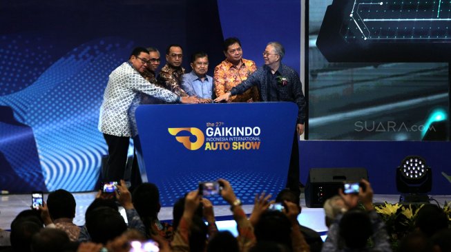 Wakil Presiden Jusuf Kalla bersama Menteri Perhubungan Budi Karya Sumadi (ketiga kiri) dan Menteri Perindustrian Airlangga Hartarto (kedua kanan) saat membuka Gaikindo Indonesia International Auto Show (GIIAS) 2019 di ICE BSD, Tangerang, Banten (18/7). [Suara.com/Arief Hermawan P]